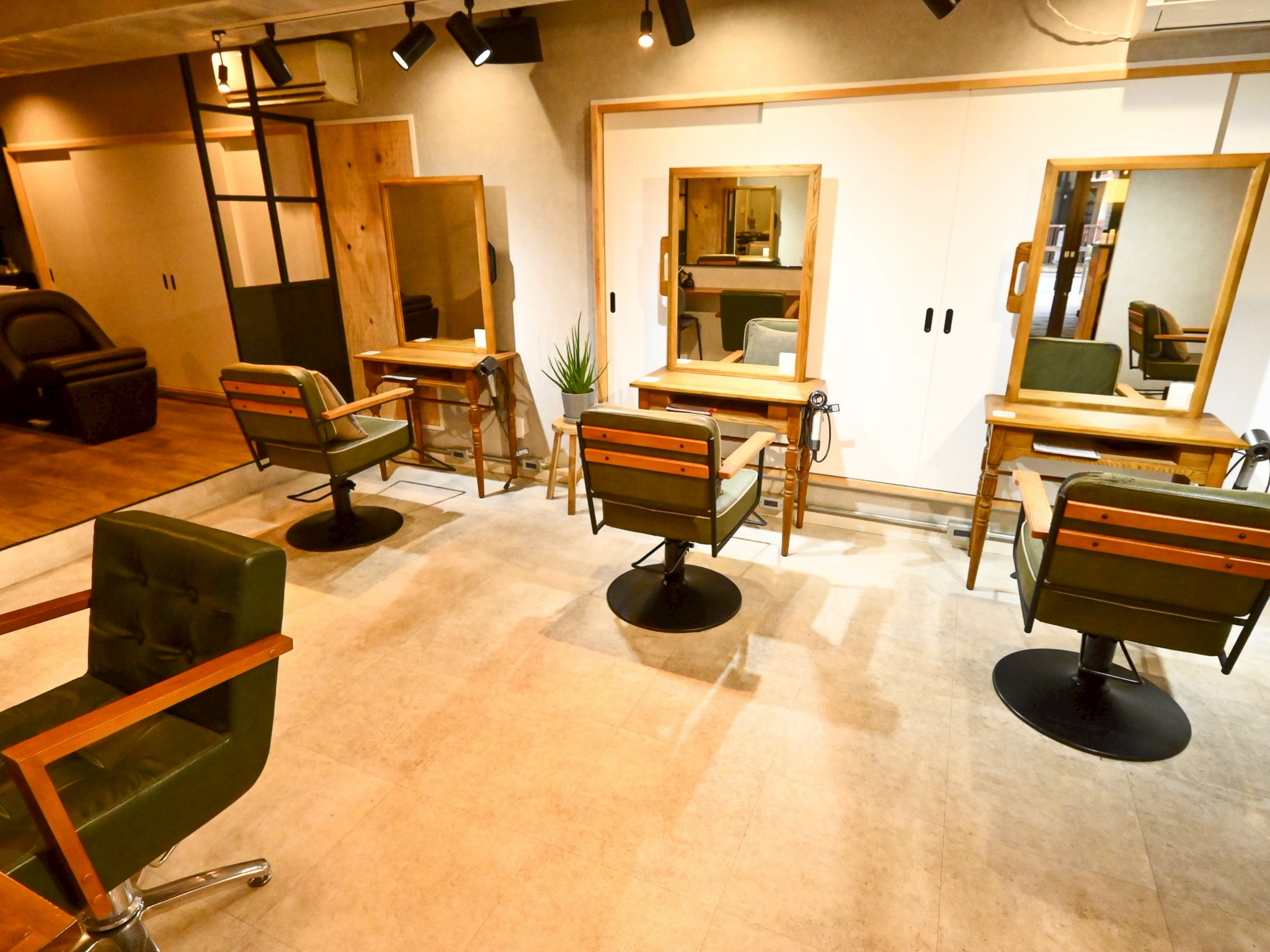 NEEM 国分寺南口店の店内